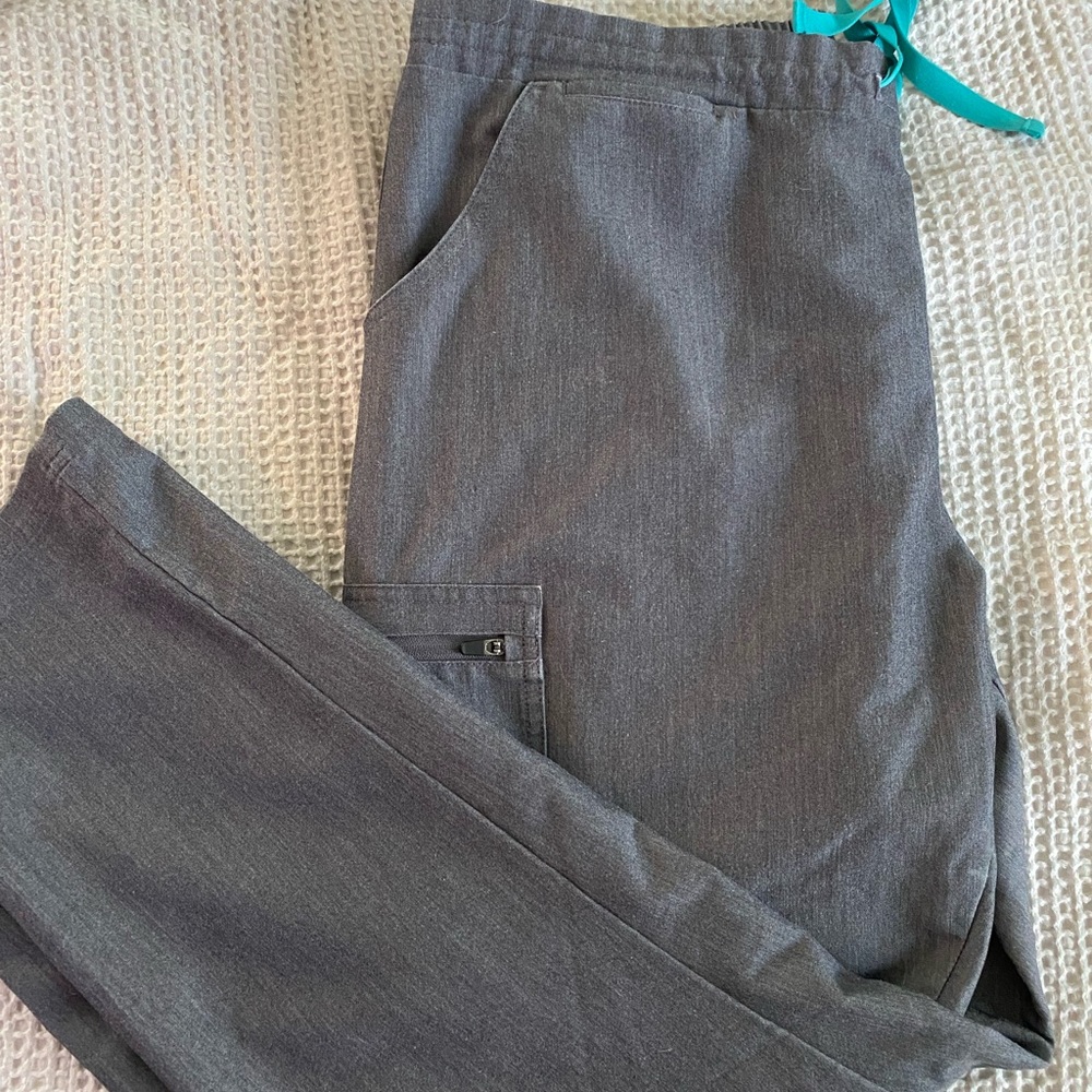 FIGS GRAPHITE YOLA SKINNY SCRUB PANTS